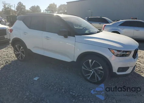 2021 Volvo Xc40 T5 R-Design z USA, uszkodzony, nr VIN YV4162UM4M2438054